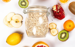 Овсяные хлопья с фруктами на белом столе