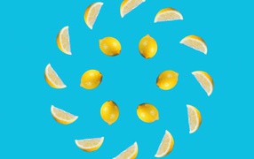 Нарезанный лимон на голубом фоне