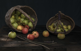 Две корзины с сочными зелеными яблоками на столе