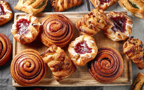 Свежая сладкая выпечка на доске на столе 