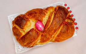 Плетеный кекс на столе на кружевной салфетке