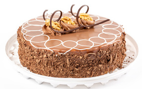 Аппетитный торт с шоколадной крошкой на белом фоне