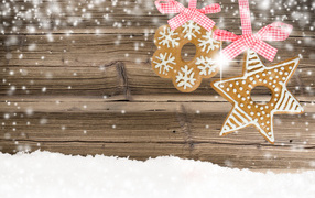 Аппетитное песочное печенье на фоне деревянной стены