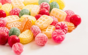 Разные конфеты карамельки на белом фоне