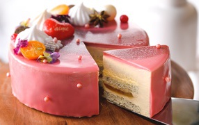 Красивый торт с розовой глазурью на праздник