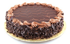 Большой праздничный торт с шоколадной крошкой на белом фоне