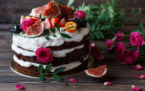 Торт с шоколадными коржами и сливочным кремом украшен ягодами