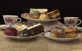 Печенье и пирожные с чаем на столе 