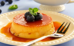 Творожный десерт с сиропом и ягодами черники
