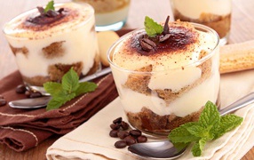 Вкусный десерт с кофе в стаканах с листиками мяты