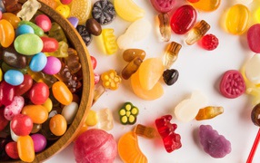 Вкусные желейные конфеты и карамельки на столе