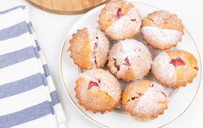 Вкусные кексы с клубникой с сахарной пудрой