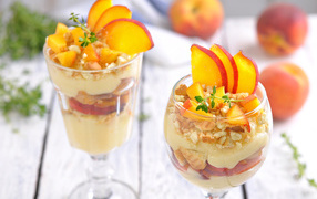 Десерт в стаканах с кусочками свежего нектарина 