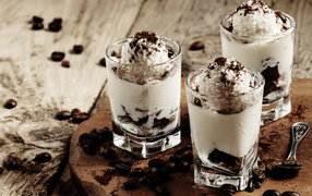 Десерт с взбитыми сливками и кофе 