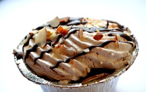 Пирожное меренга с орехами и шоколадом