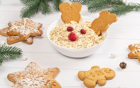 Овсяные хлопья  с печеньем на столе с еловой веткой