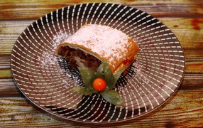 Кусок яблочного штруделя на тарелке 