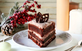 Кусок шоколадного торта на белой тарелке на столе