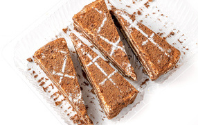 Куски аппетитного медового торта на белом фоне