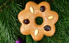 Печенье с изюмом  и арахисом с еловой веткой