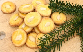 Песочное печенье на столе с еловой веткой 