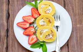 Бисквитный рулет  с кусочками клубники