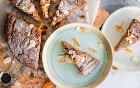 Сладкий пирог нарезанный на куски