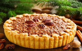 Сладкий пирог с песочным тестом и орехами на столе