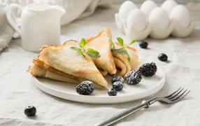 Тонкие аппетитные блинчики с ягодами ежевики и черники