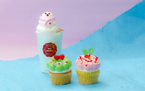 Два кекса и коктейль на ярком фоне 