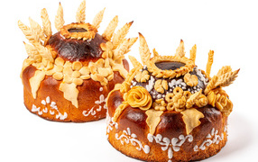 Два каравая с цветами на белом фоне