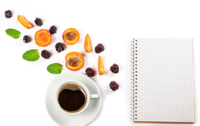 Чашка кофе, тетрадь, черника и абрикос на белом фоне