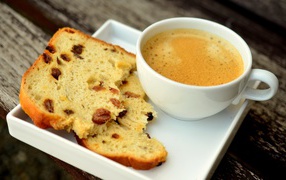 Чашка кофе на тарелке с кусочками кекса 