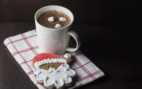 Чашка кофе с праздничным печеньем на черном фоне