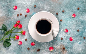 Чашка кофе с розовой розой на столе