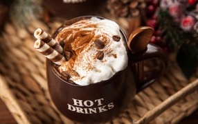 Чашка горячего шоколада со сливками на столе
