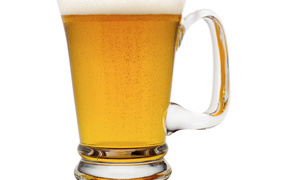 Бокал пенного пива на белом фоне