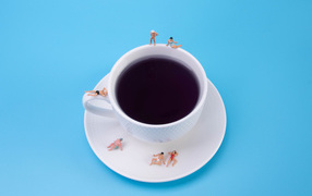 Большая белая чашка кофе на голубом фоне