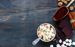 Маршмеллоу на столе с шоколадом и корицей