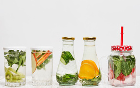 Освежающие коктейли на сером фоне