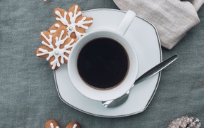 Белая чашка горячего кофе с печеньем 