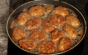 Ruddy cutlets in oil in a pan