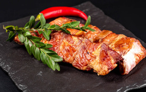 Копченые свиные ребрышки с зелеными листьями