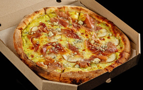 Коробка с пиццей на черном фоне