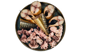 Копченая скумбрия на тарелке с кальмарами