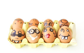 Десяток яиц с рисунками на белом фоне