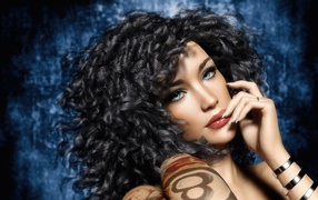 Красивая голубоглазая 3Д девушка с черными волосами