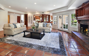 Комната в дорогом двухэтажном доме с камином