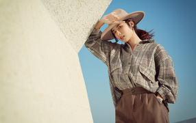 Девушка азиатка в шляпе и рубашке