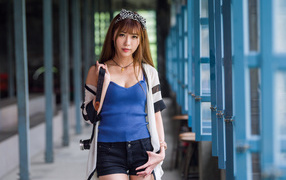 Девушка азиатка с фотоаппаратом в руках 